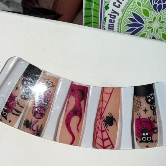 Beauty and Skincare Bundle with Sponges and Masks - Picture 2 of 8